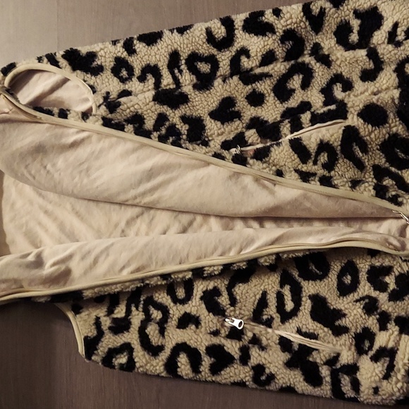 Leopard Sherpa Vest - Picture 5 of 6